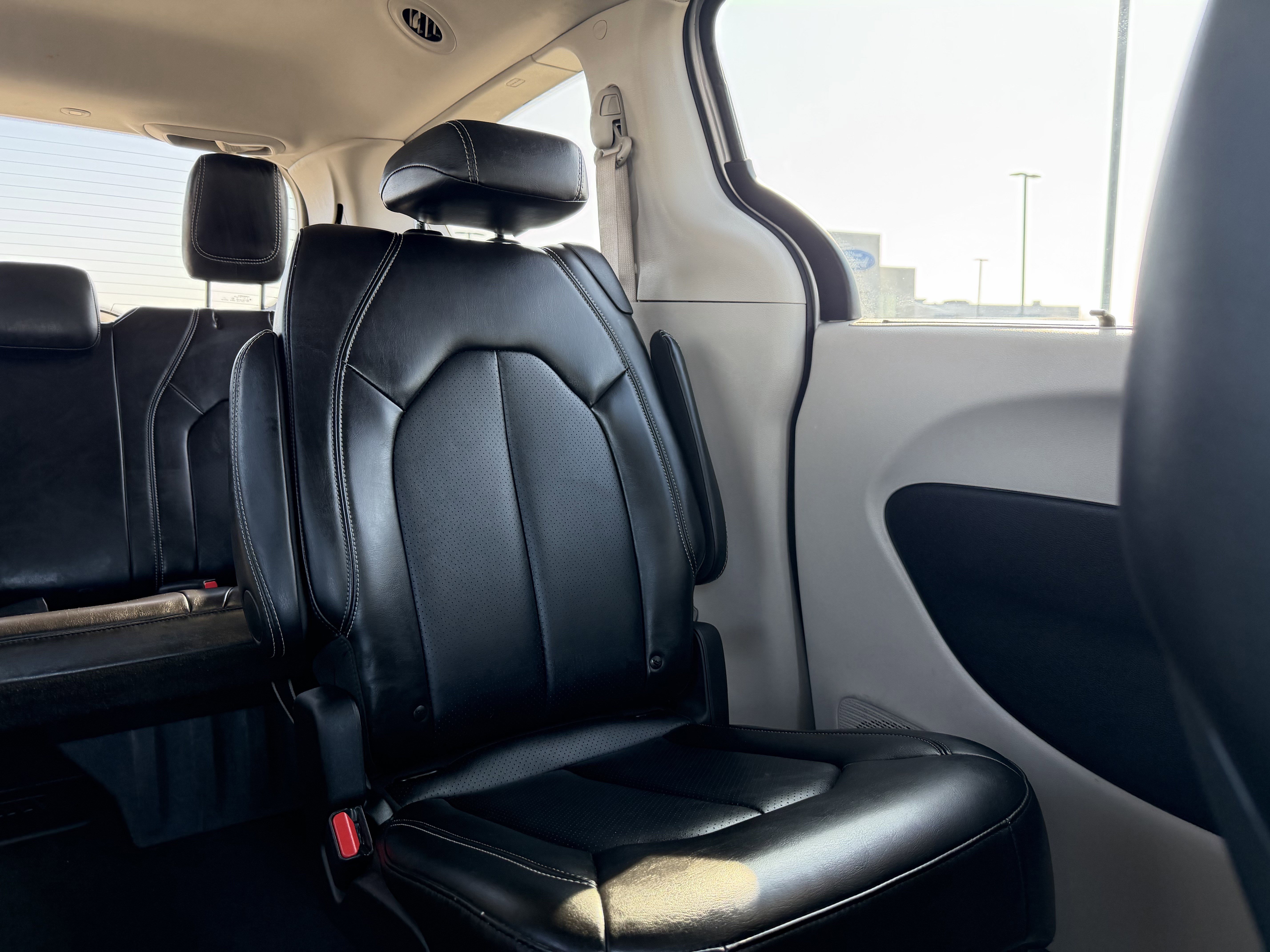 Used 2024 Chrysler Pacifica Touring-L image 14