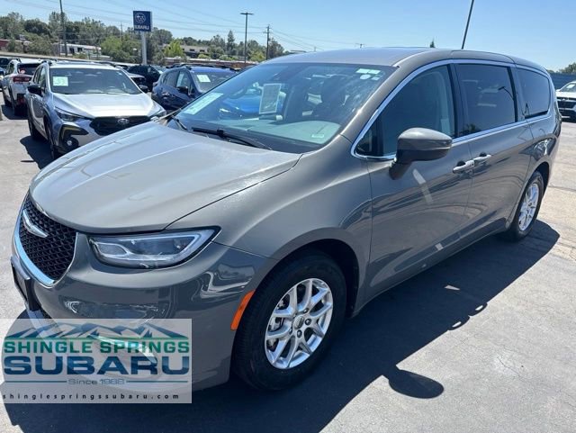 Used 2023 Chrysler Pacifica Touring-L FWD image 11