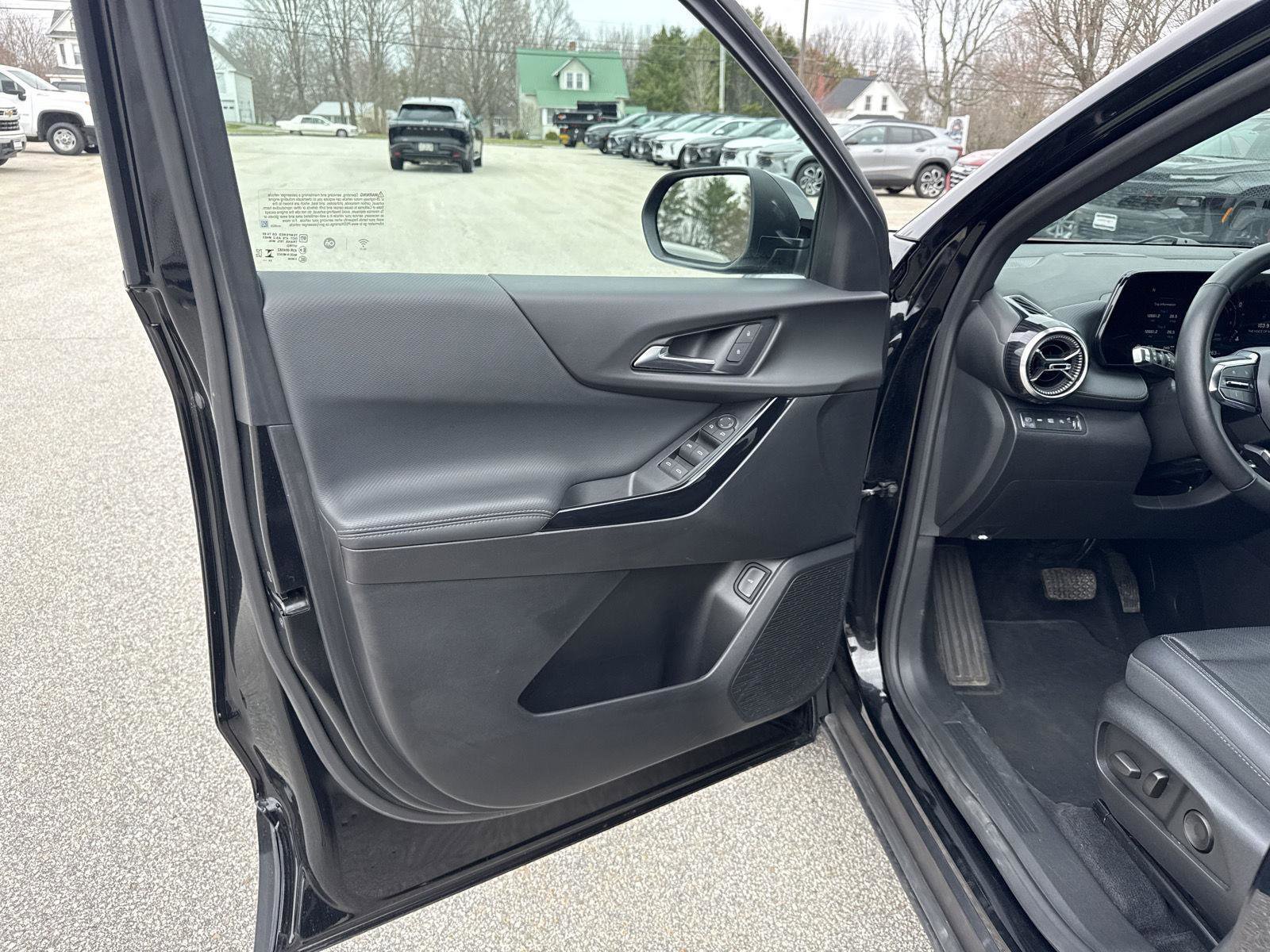 Used 2025 Chevrolet Equinox LT w/ Convenience Package II AWD/4WD image 9