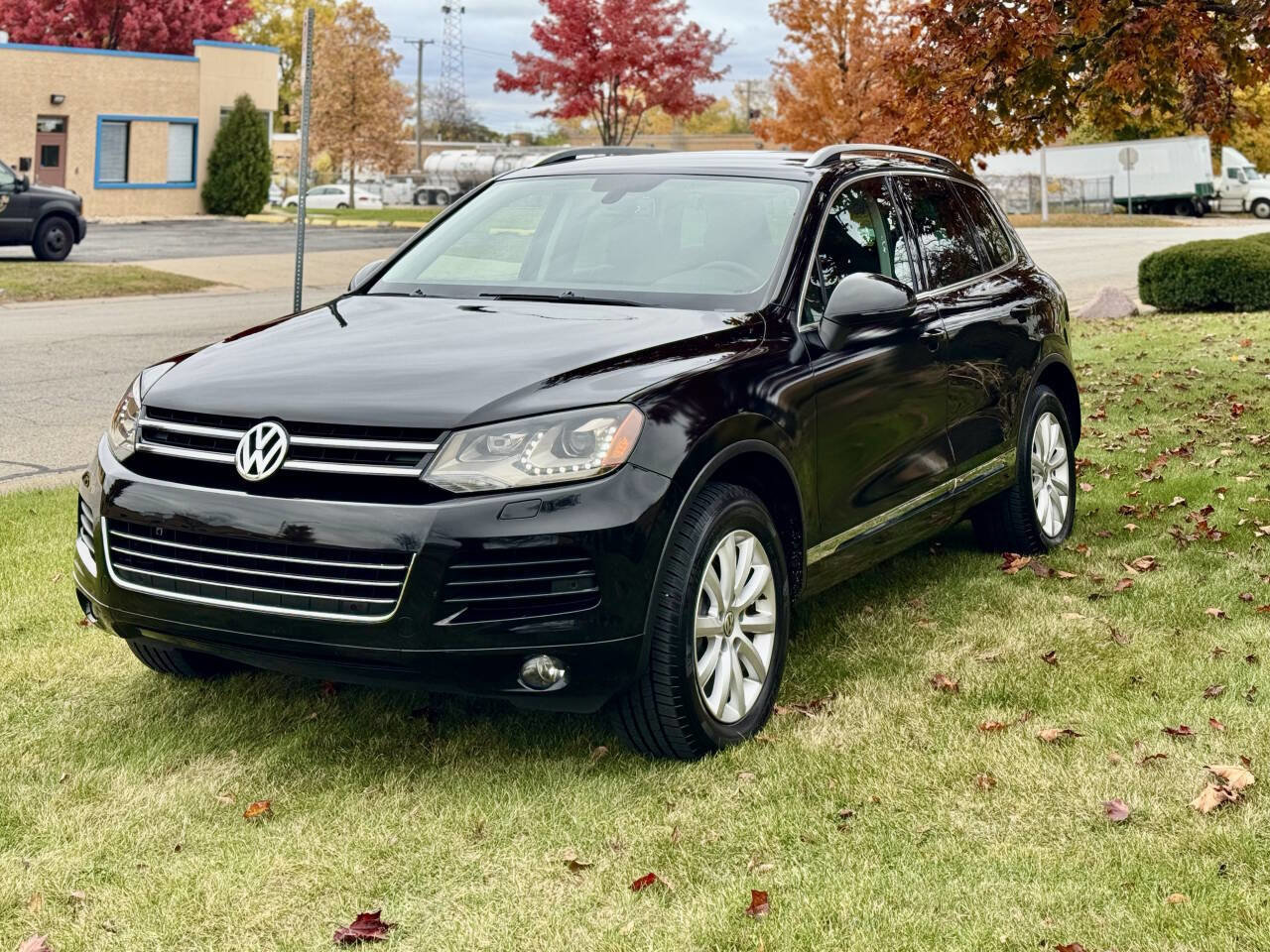 Used 2012 Volkswagen Touareg Sport image 3