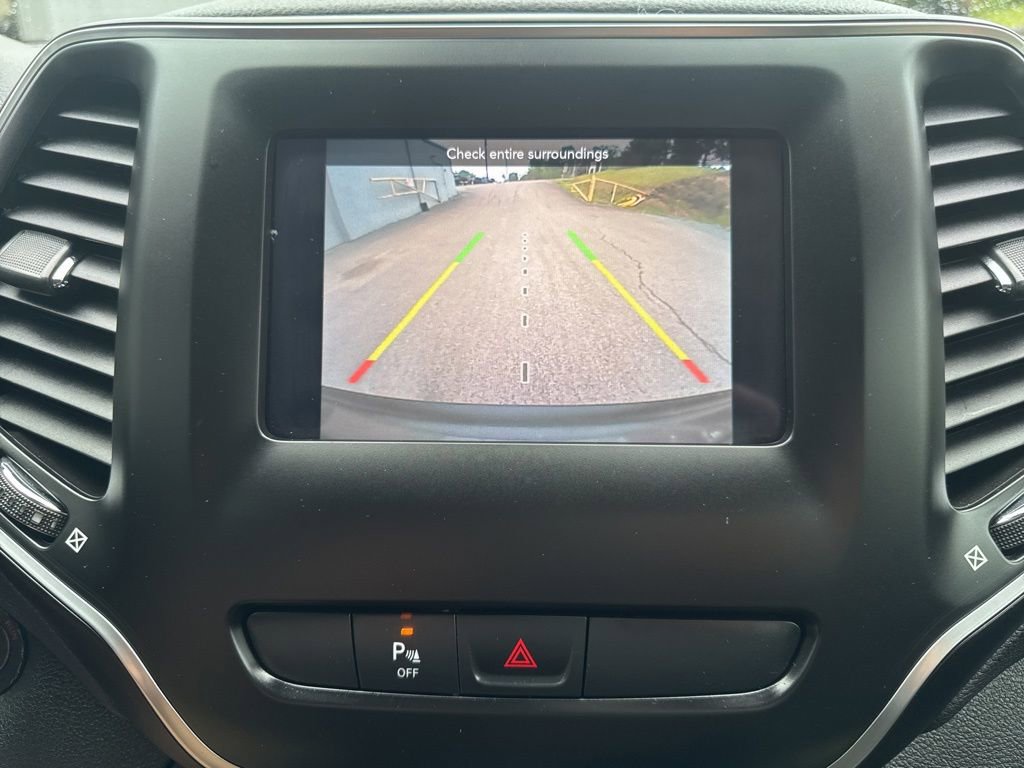 Used 2019 Jeep Cherokee Latitude Plus w/ Cold Weather Group AWD/4WD image 25