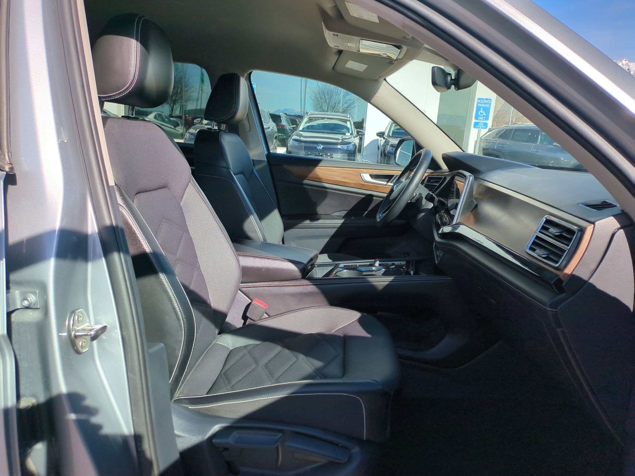 Used 2024 Volkswagen Atlas SE image 33