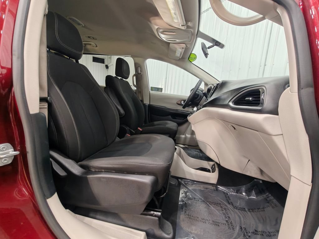 Used 2020 Chrysler Voyager L FWD image 19