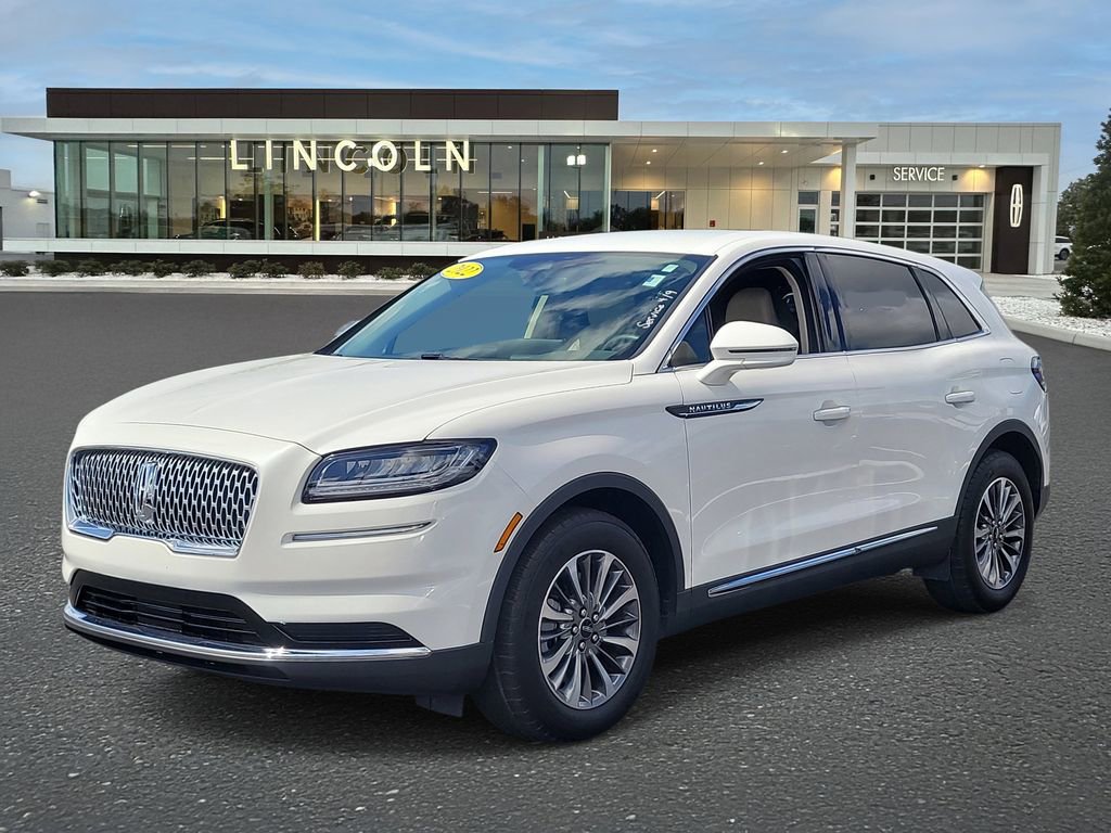 Used 2022 Lincoln Nautilus FWD w/ Premium Package image 2