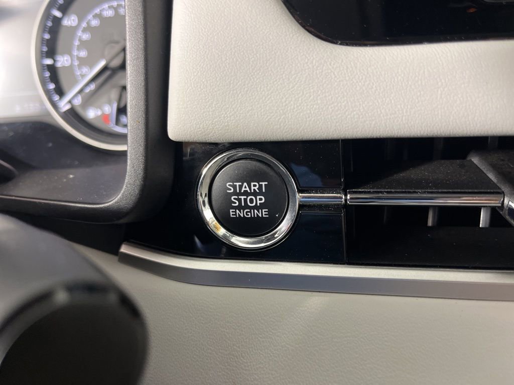 Used 2025 Mitsubishi Outlander SE image 34