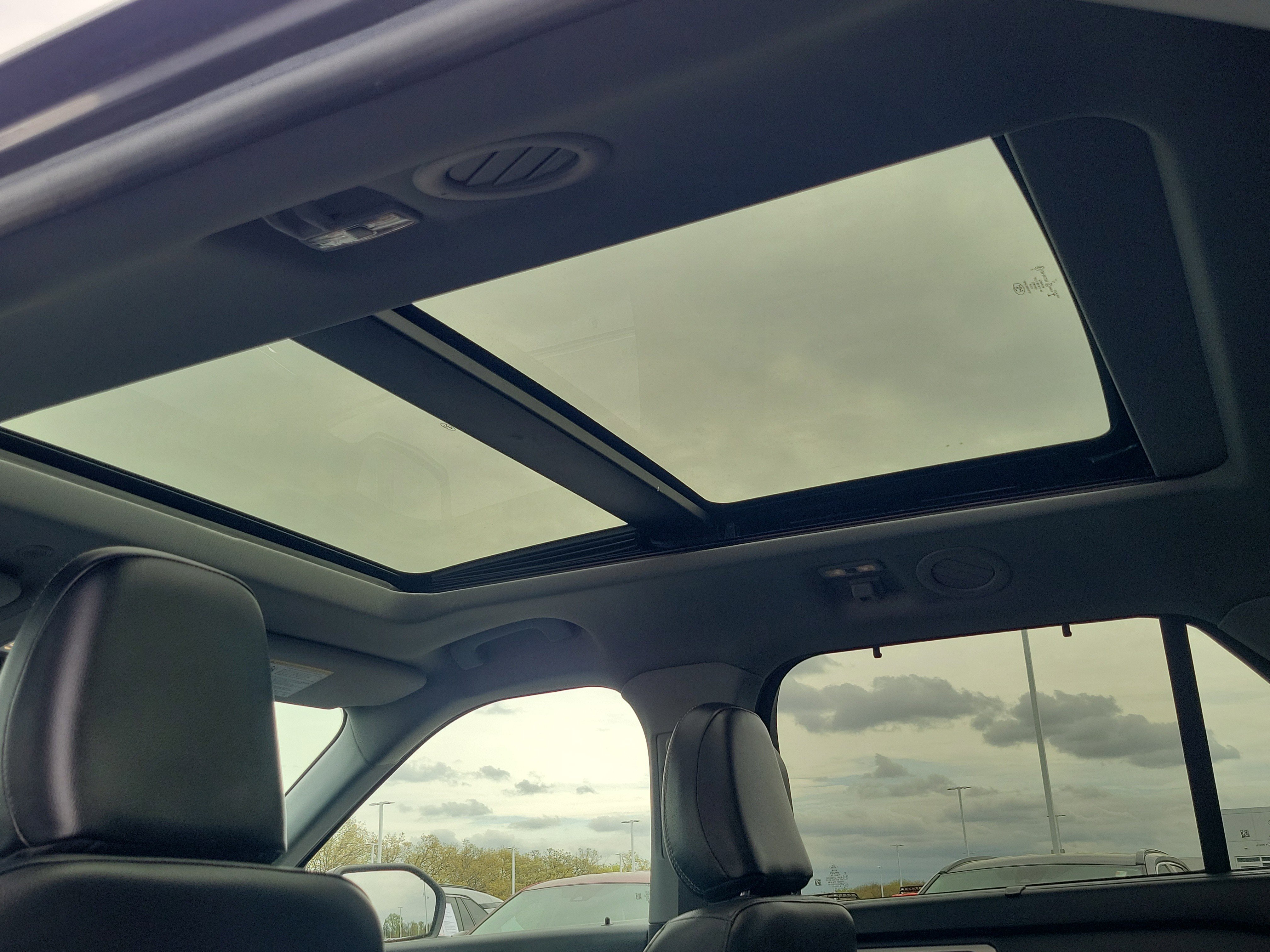 Used 2022 Ford Explorer Limited w/ Equipment Group 301A AWD/4WD image 12