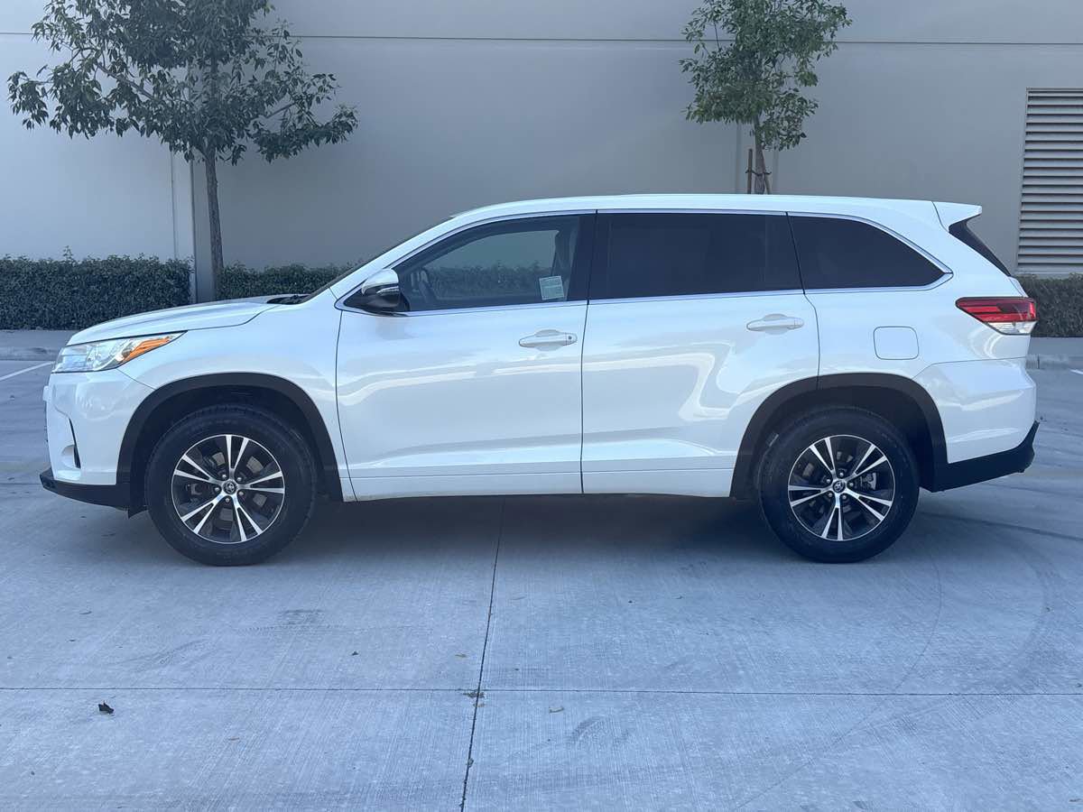 Used 2018 Toyota Highlander LE image 6