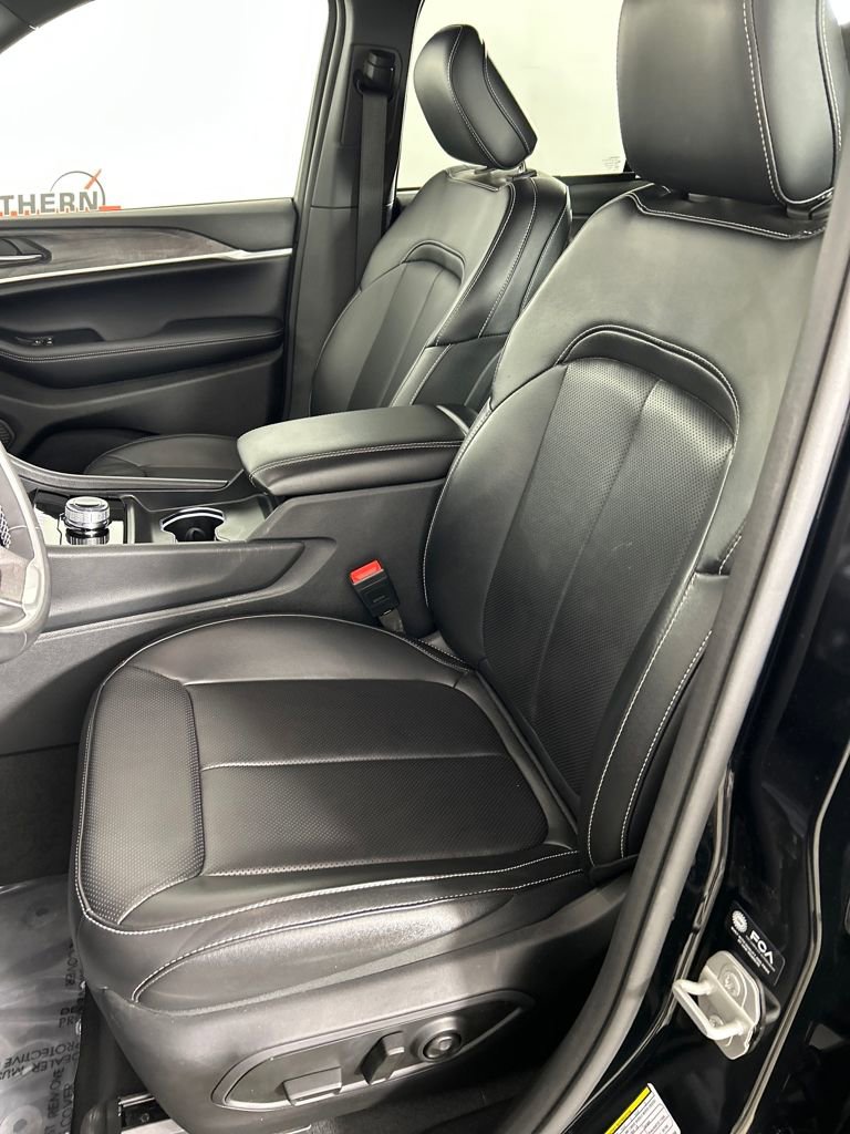 Used 2024 Jeep Grand Cherokee Limited w/ Luxury Tech Group II image 12