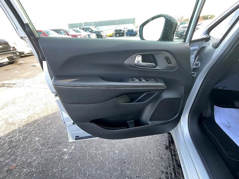 New 2026 Chrysler Pacifica Select image 13