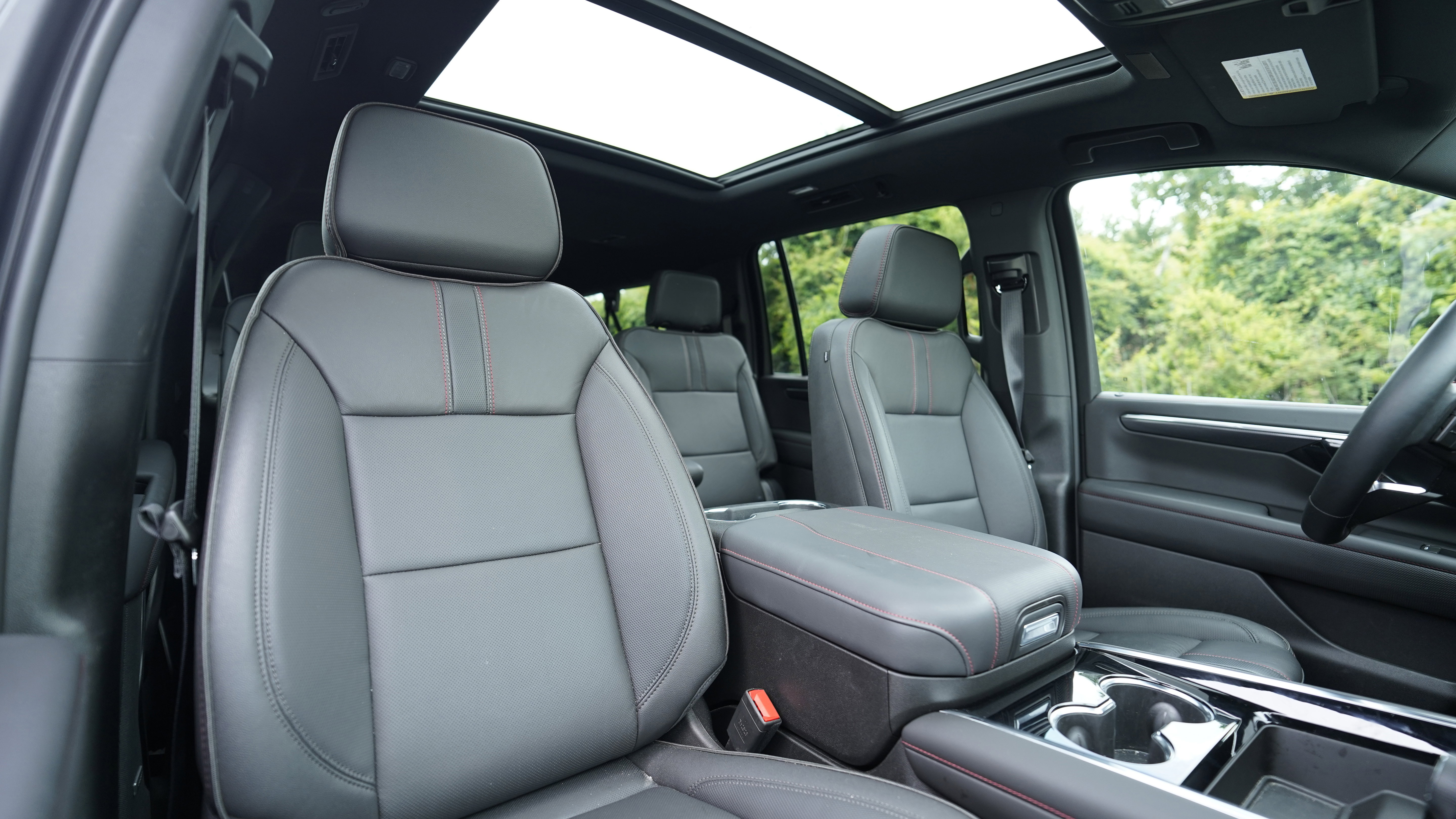 Used 2025 Chevrolet Suburban RST AWD/4WD image 11