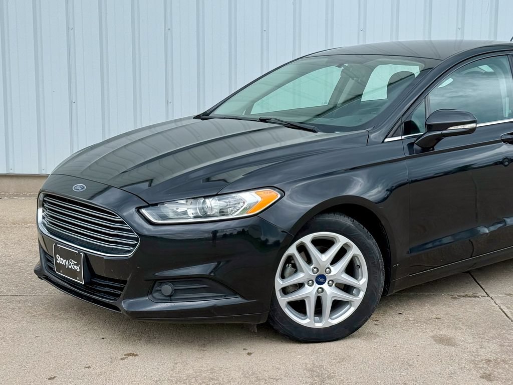 Used 2015 Ford Fusion SE FWD image 2