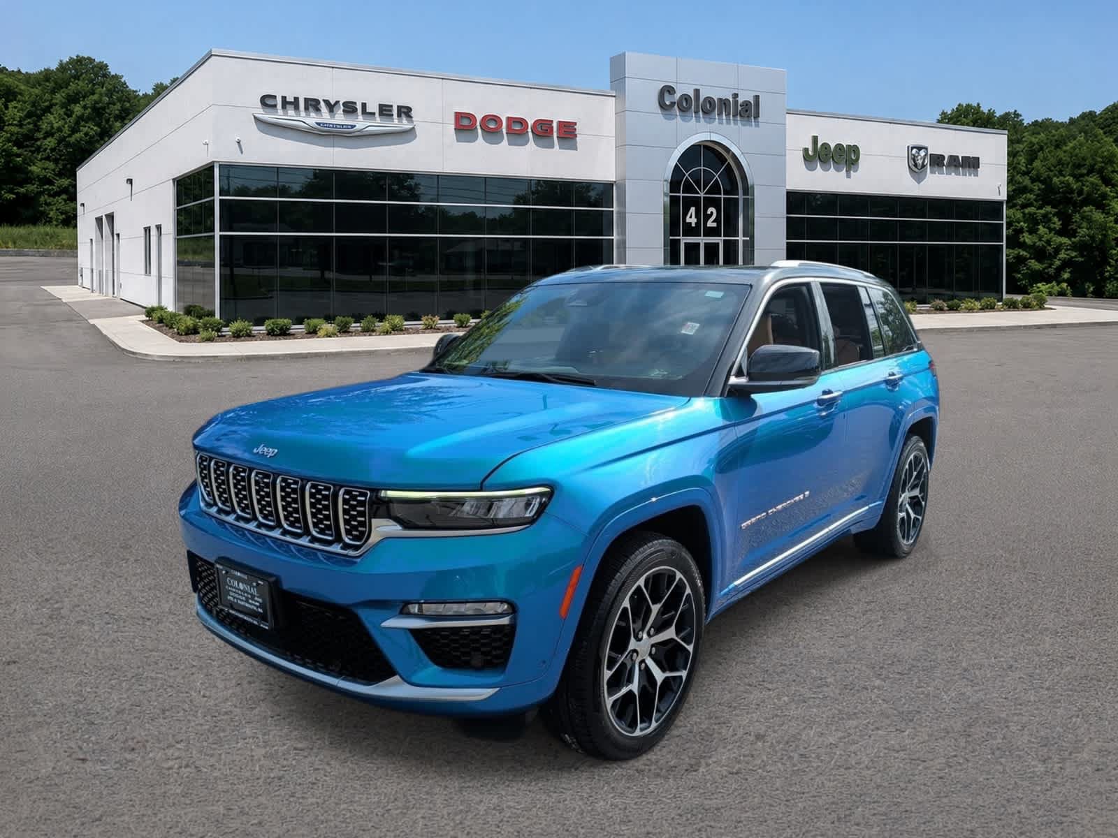 Used 2023 Jeep Grand Cherokee Summit AWD/4WD image 2
