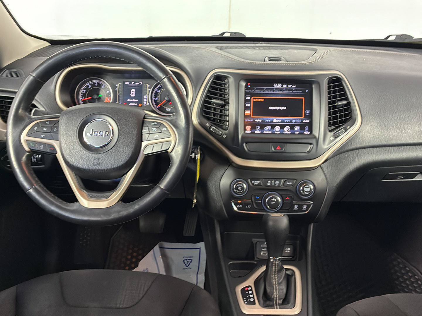 Used 2015 Jeep Cherokee Latitude w/ Cold Weather Group FWD image 17