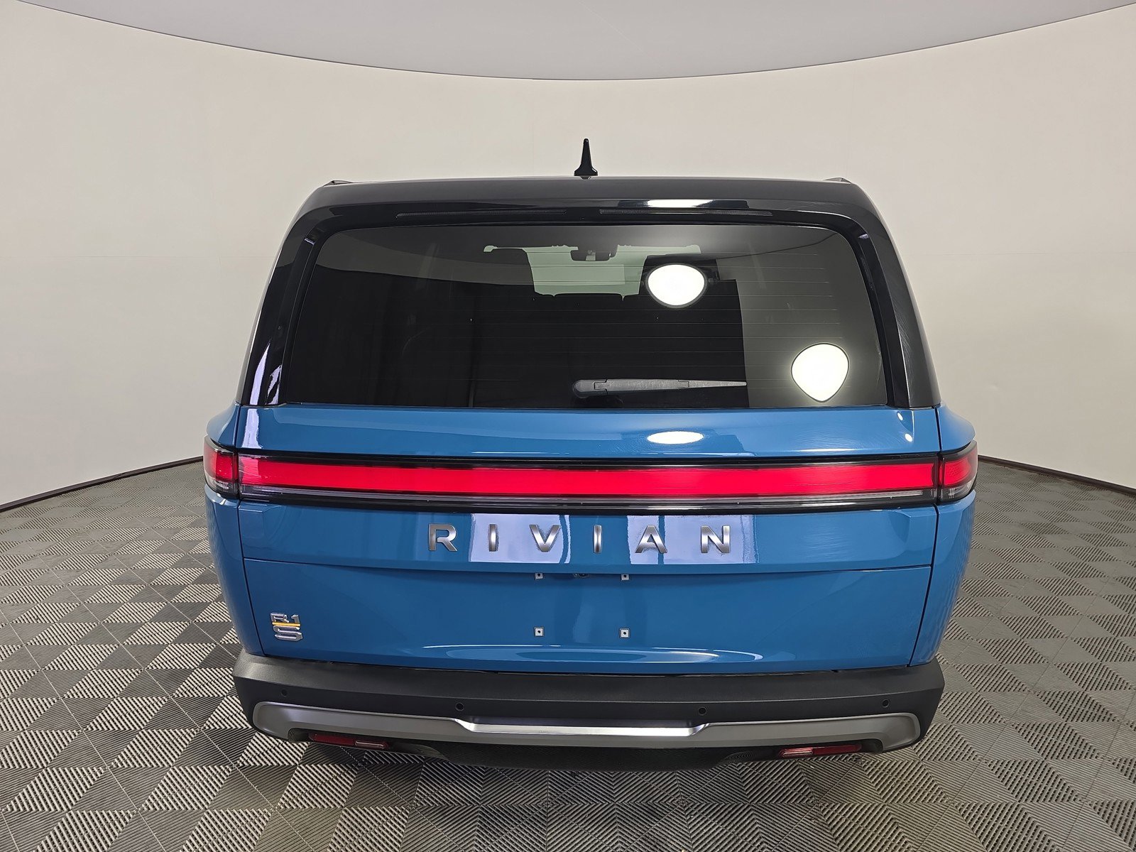 Used 2023 Rivian R1S Adventure AWD/4WD image 4