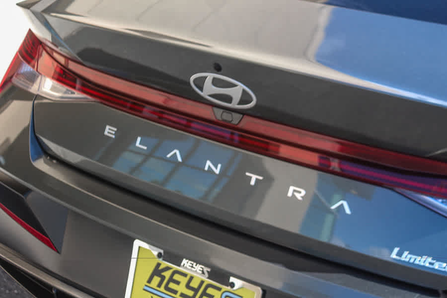 Certified 2026 Hyundai Elantra Limited FWD image 9