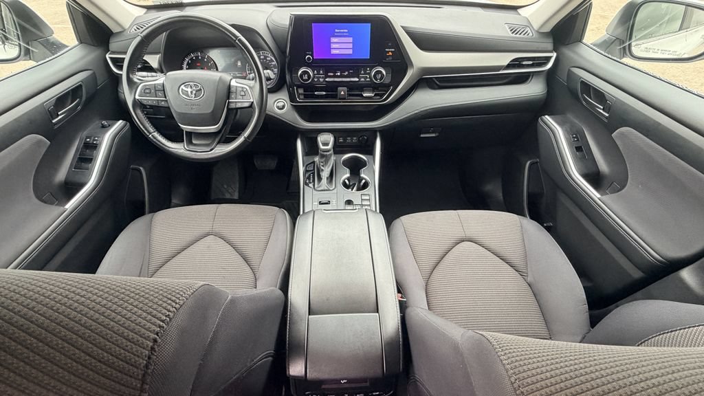 Used 2024 Toyota Highlander LE FWD image 12
