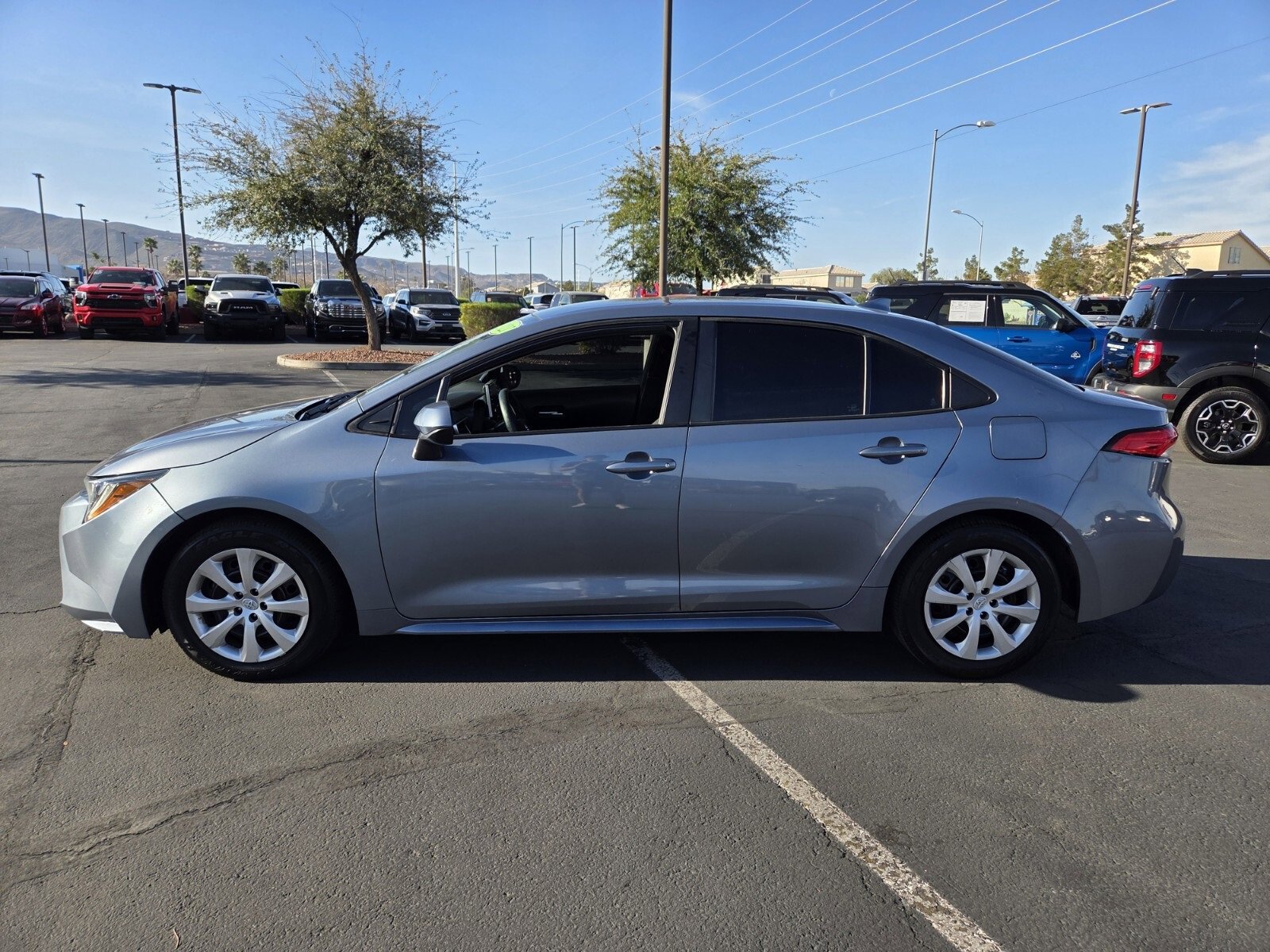 Used 2021 Toyota Corolla LE image 3