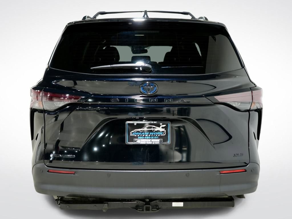 Used 2025 Toyota Sienna XLE Woodland Edition image 9