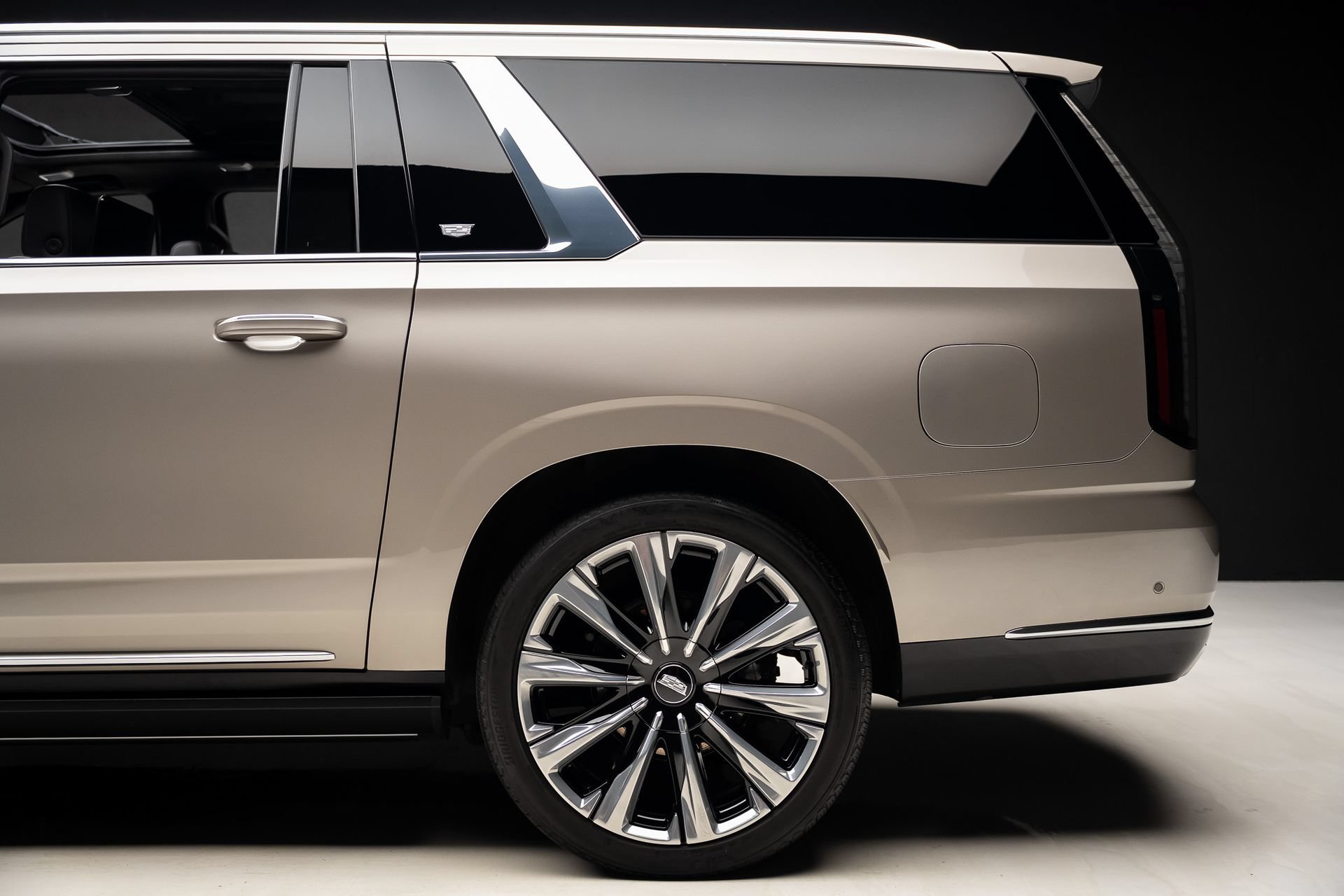 Used 2025 Cadillac Escalade ESV Premium Luxury Platinum AWD/4WD image 20