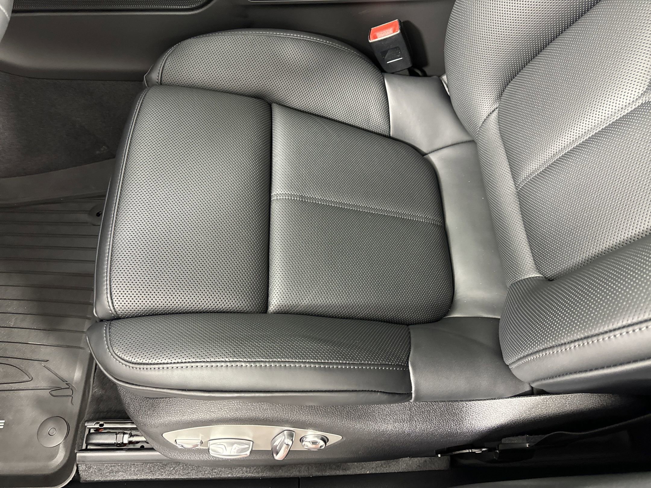 Used 2025 Porsche Macan image 14