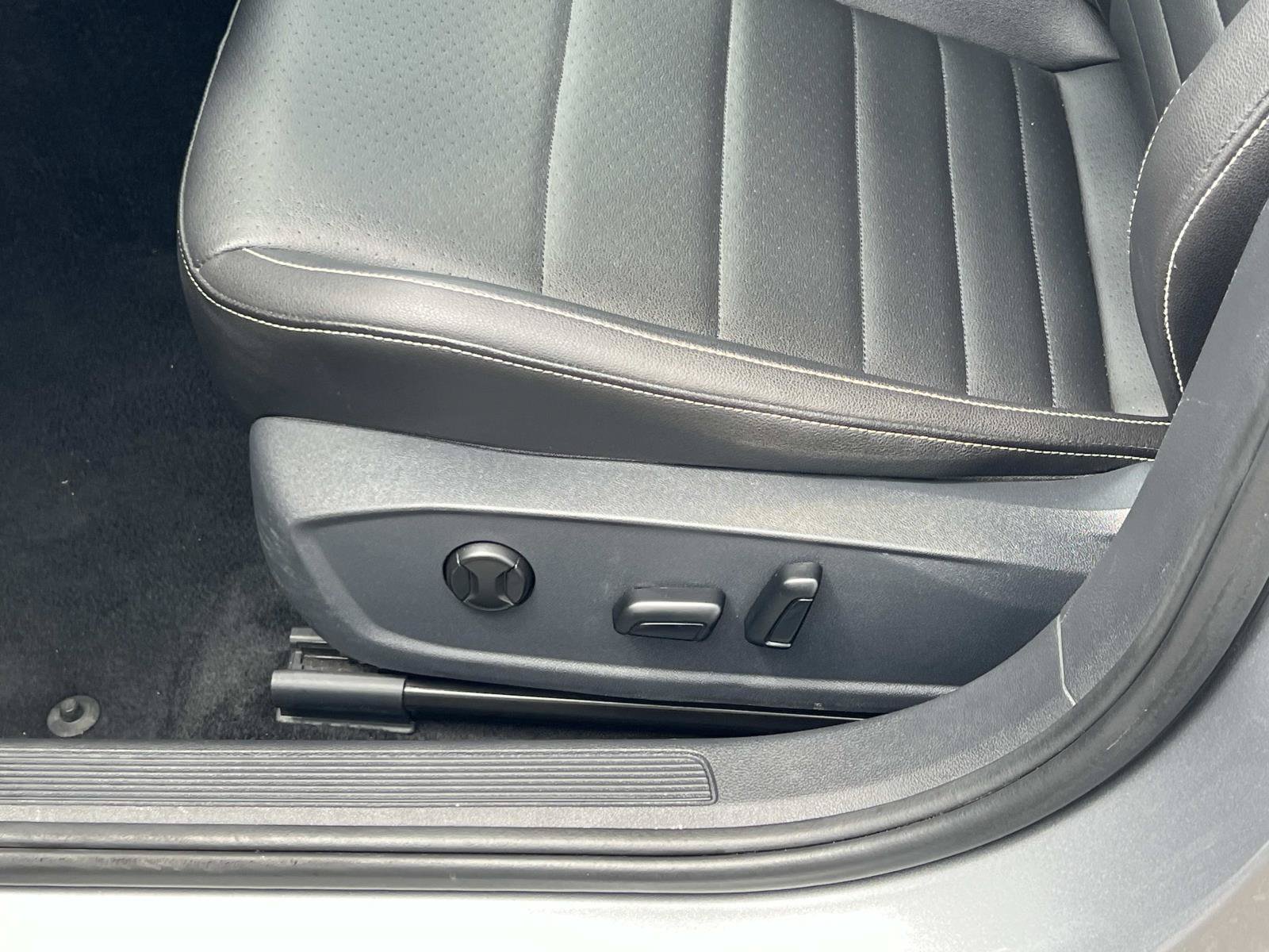 Certified 2024 Volkswagen Jetta SE FWD image 17