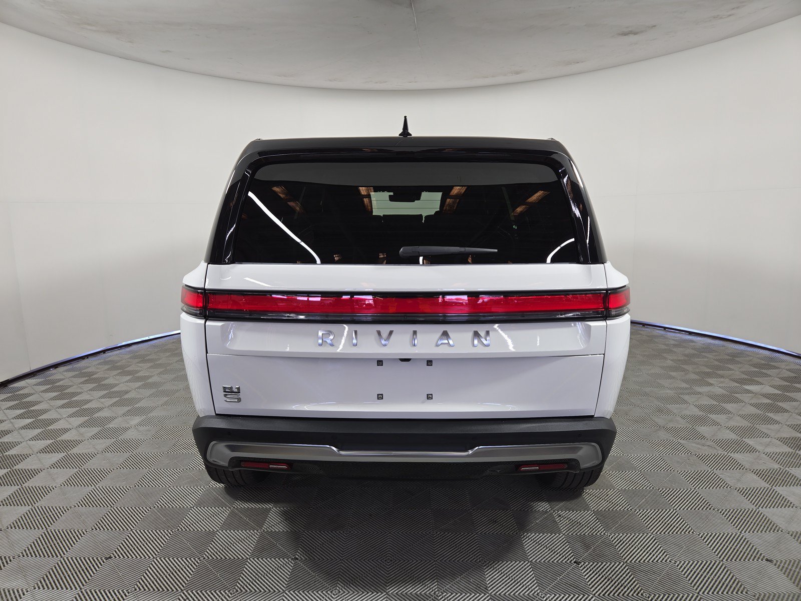 Used 2025 Rivian R1S Adventure AWD/4WD image 4