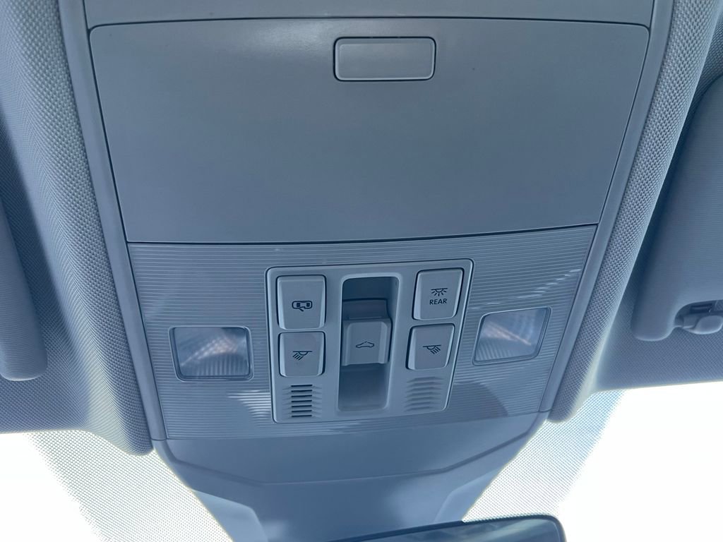 Used 2025 Volkswagen Jetta SE FWD image 27
