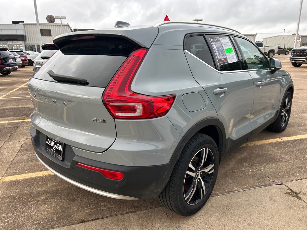 Used 2024 Volvo XC40 B5 Core image 4