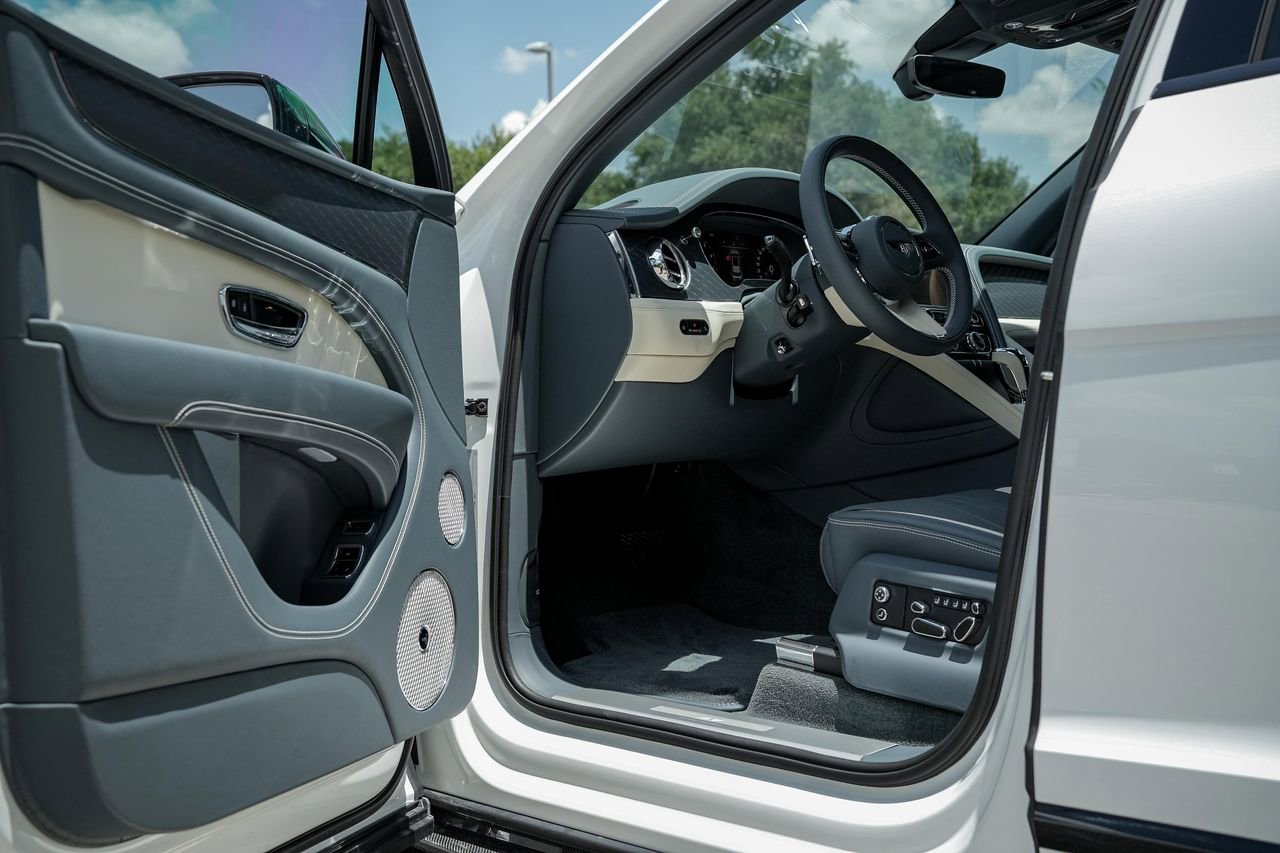 New 2025 Bentley Bentayga AWD/4WD image 17