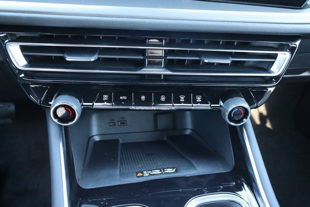 Used 2025 Chevrolet Traverse LT w/ Driver Confidence Package image 10