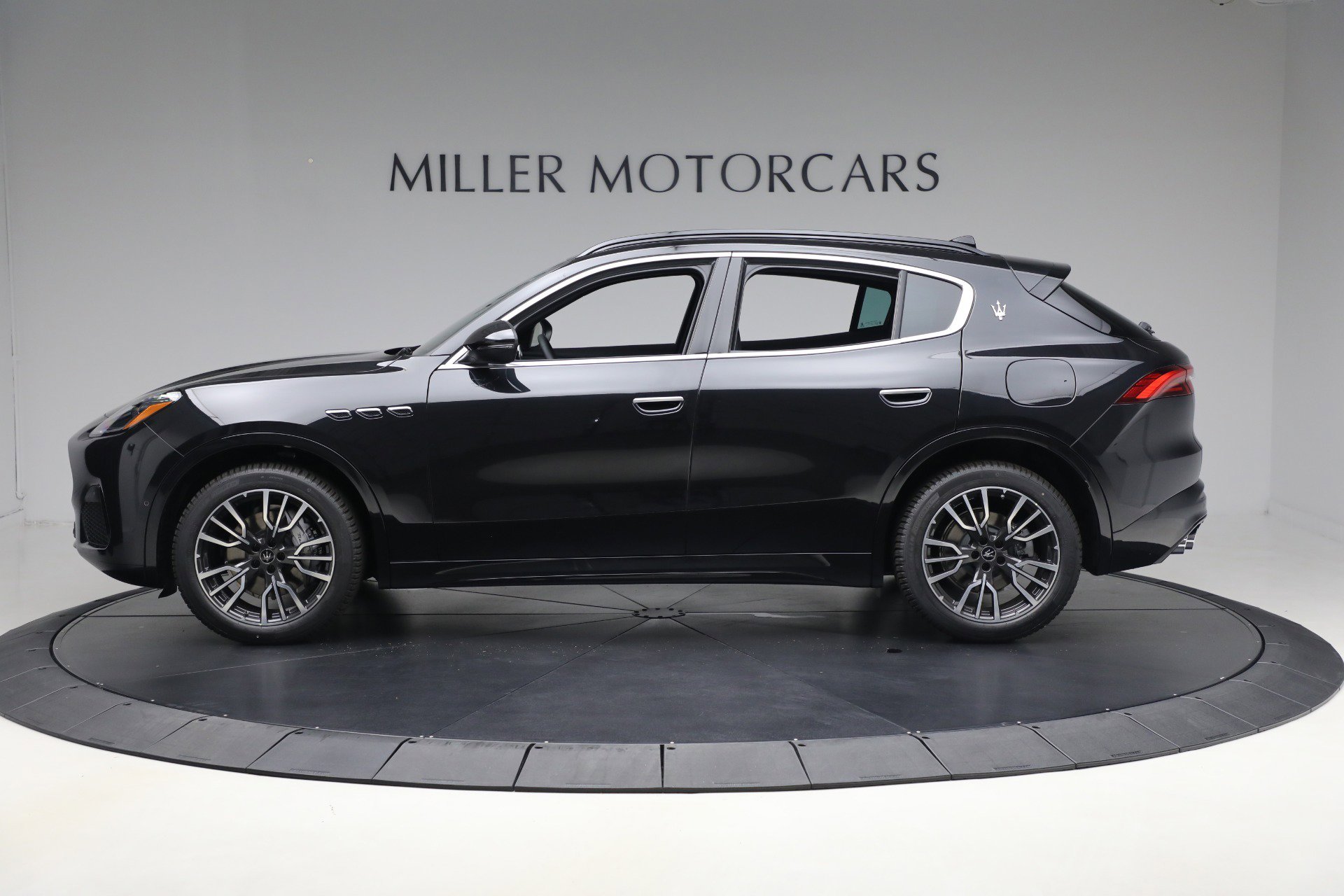 New 2025 Maserati Grecale GT image 3