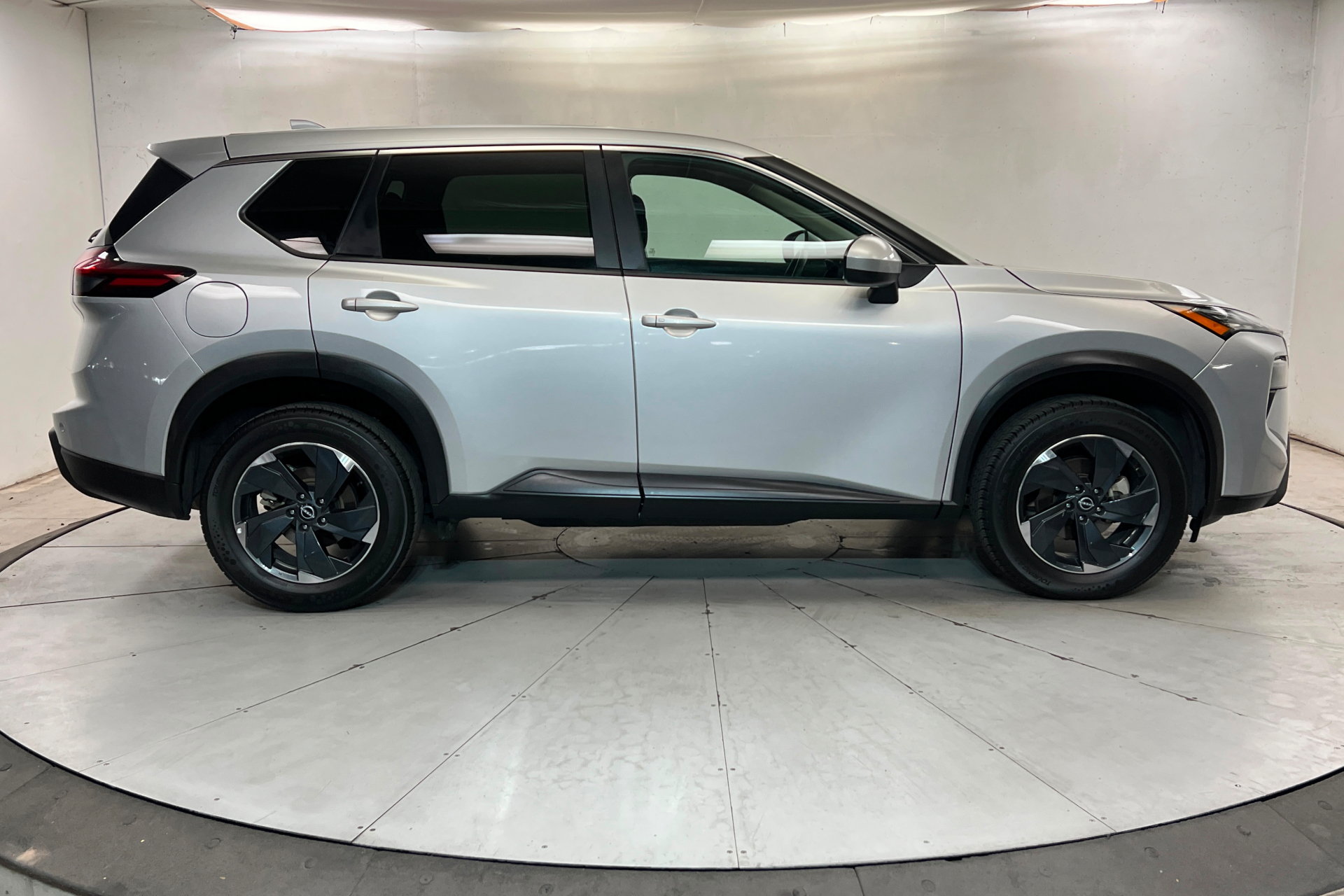 Used 2025 Nissan Rogue SV AWD/4WD image 6