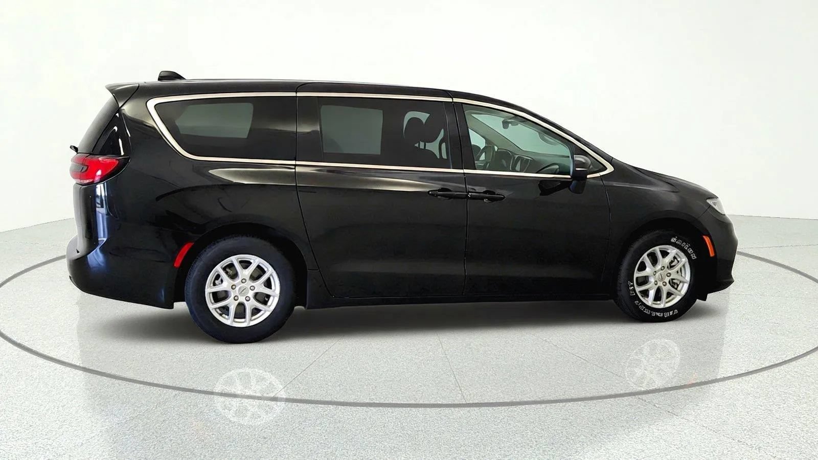 Used 2023 Chrysler Pacifica Touring-L FWD image 6