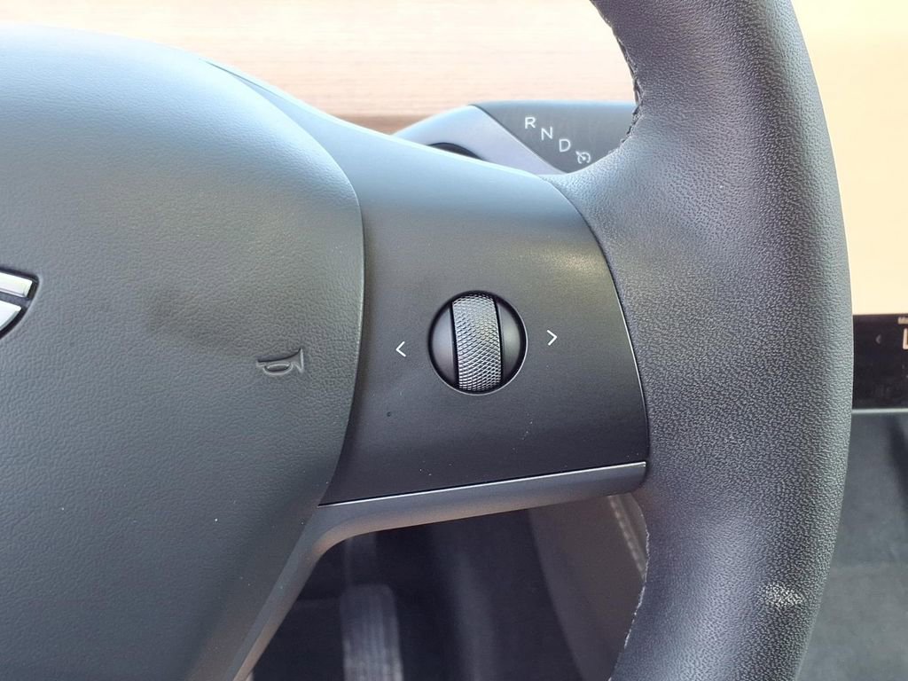 Used 2025 Tesla Model Y Long Range RWD image 38