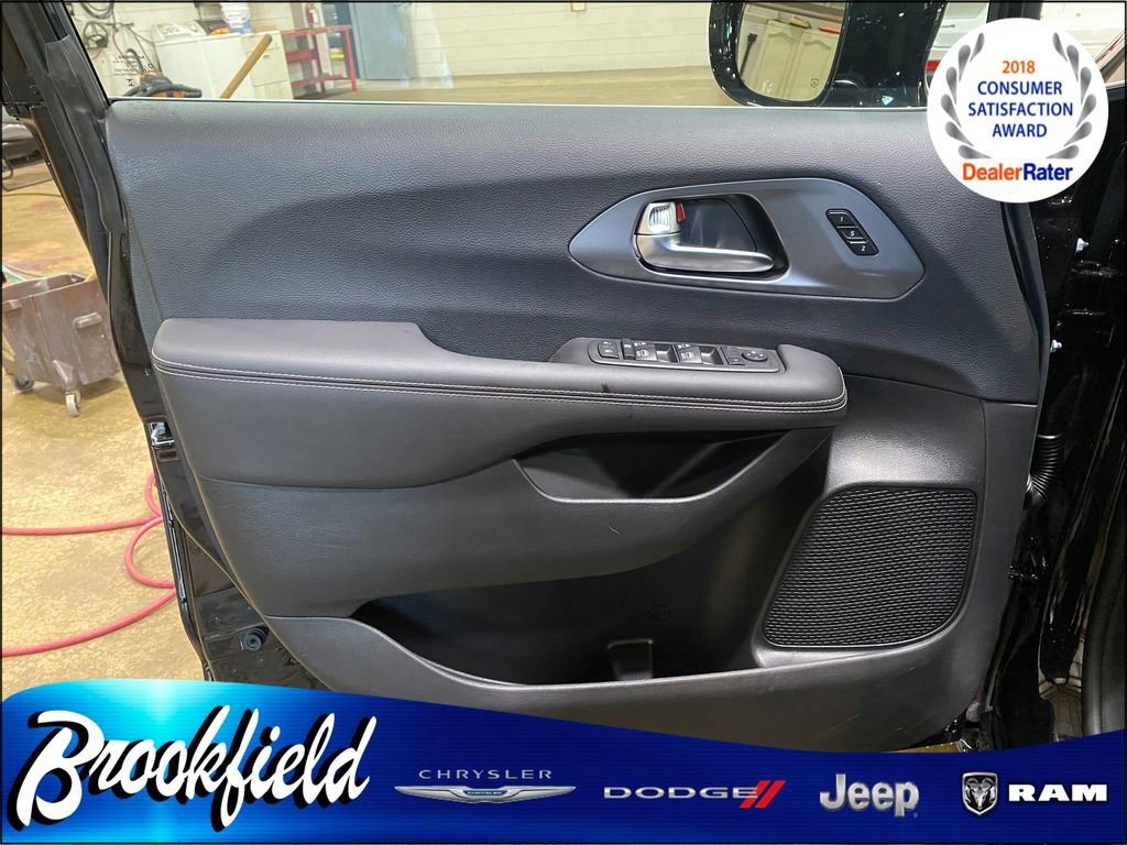 New 2026 Chrysler Pacifica Select image 12