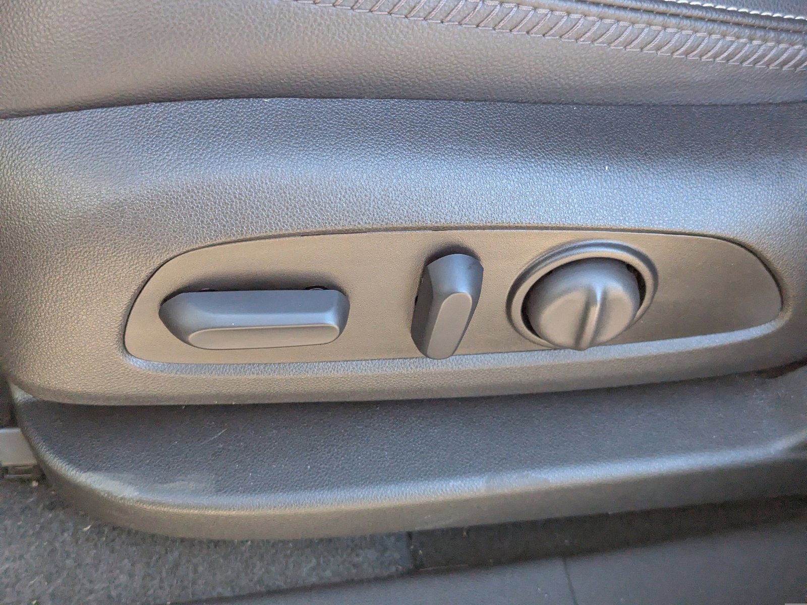 Used 2024 GMC Terrain Denali w/ Black Diamond Edition image 24