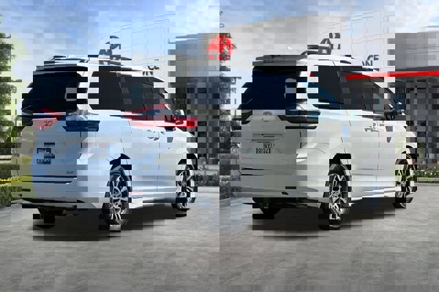 Used 2018 Toyota Sienna XLE FWD image 4