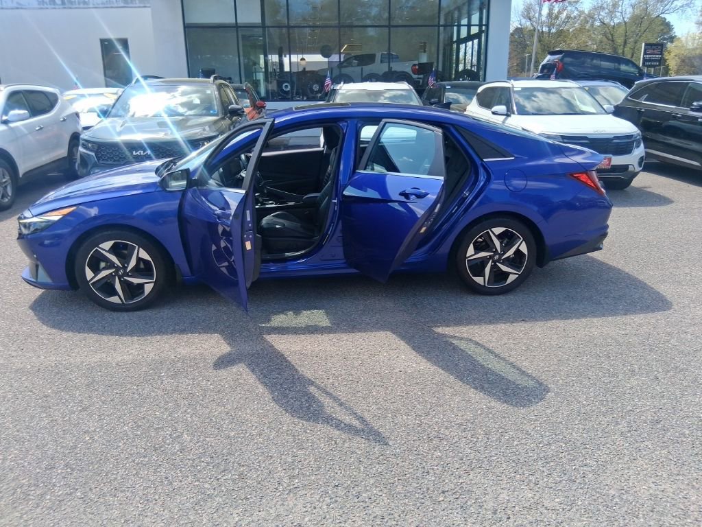 Used 2022 Hyundai Elantra Limited w/ Winter Weather Package image 24