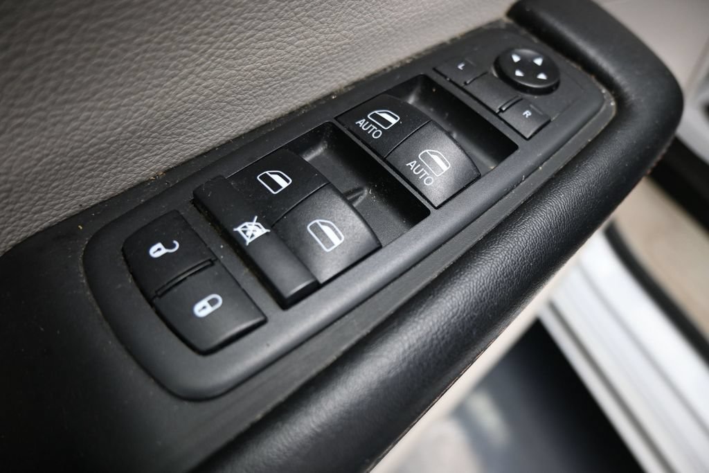 Used 2019 Chrysler Pacifica Touring-L FWD image 11