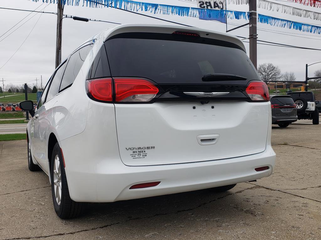 Used 2023 Chrysler Voyager LX image 6