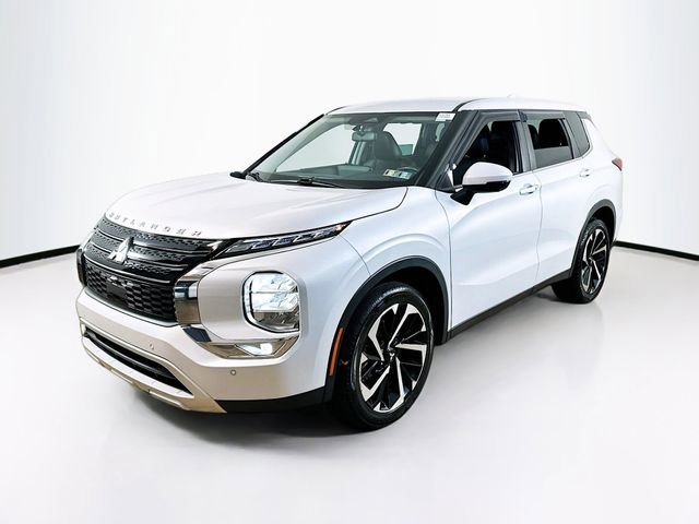 Used 2023 Mitsubishi Outlander SE image 3