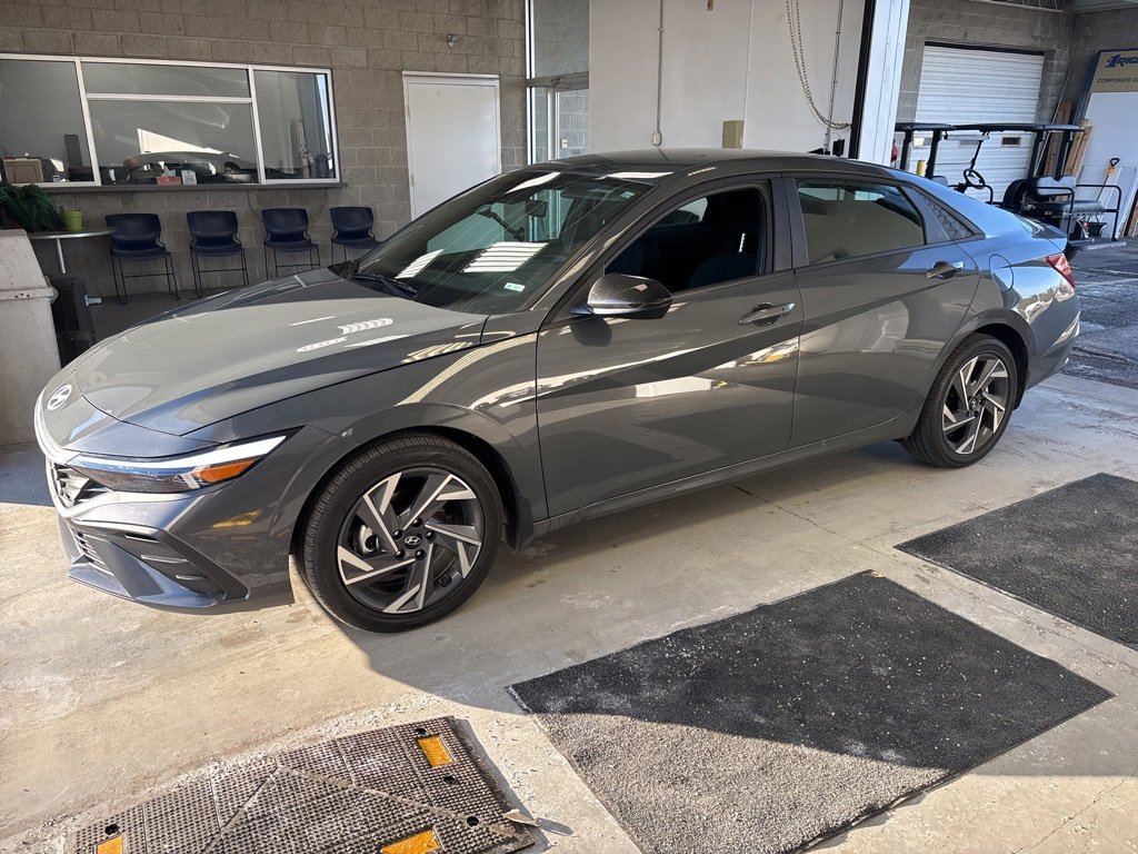Used 2025 Hyundai Elantra Sport image 2