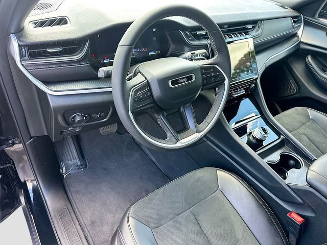 Used 2024 Jeep Grand Cherokee Altitude RWD image 9