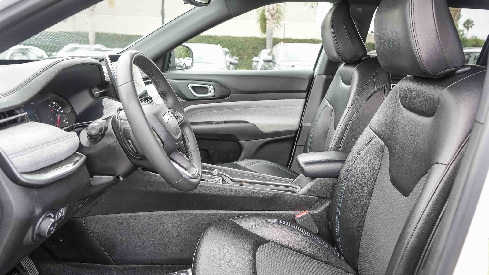 Used 2024 Jeep Compass Latitude AWD/4WD image 17