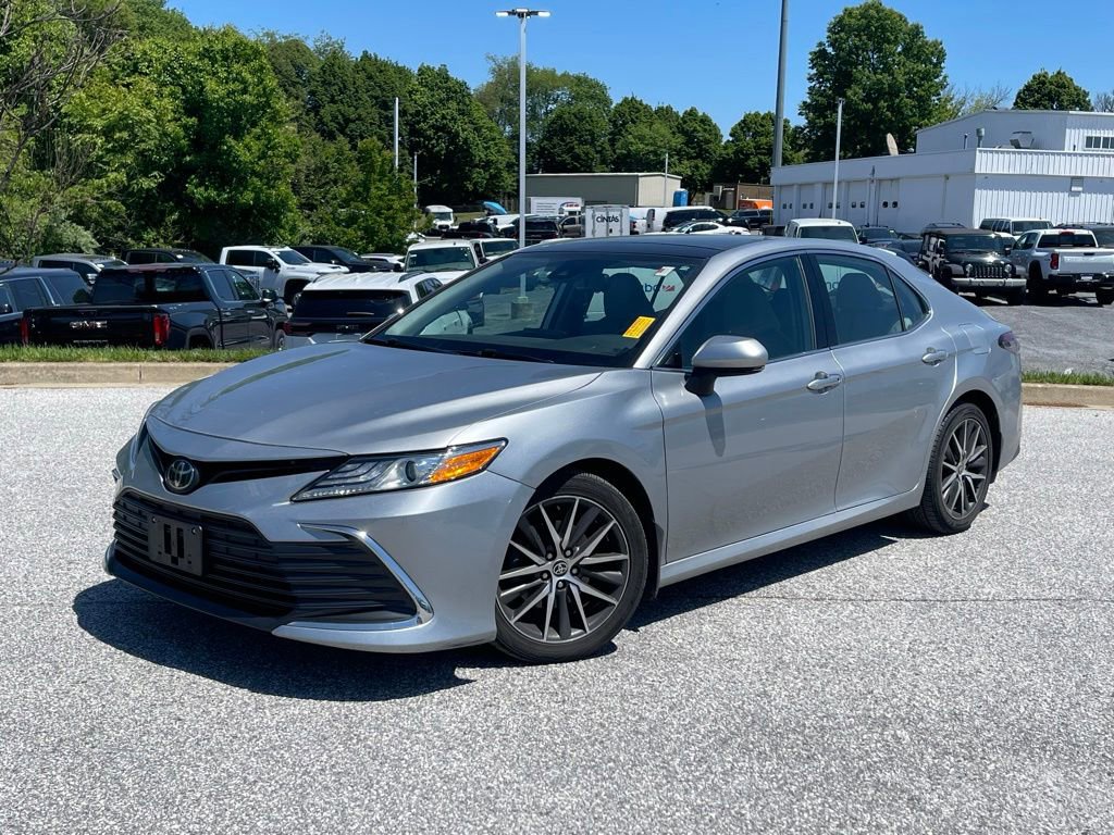 Used 2022 Toyota Camry XLE w/ Cold Weather Package FWD image 1