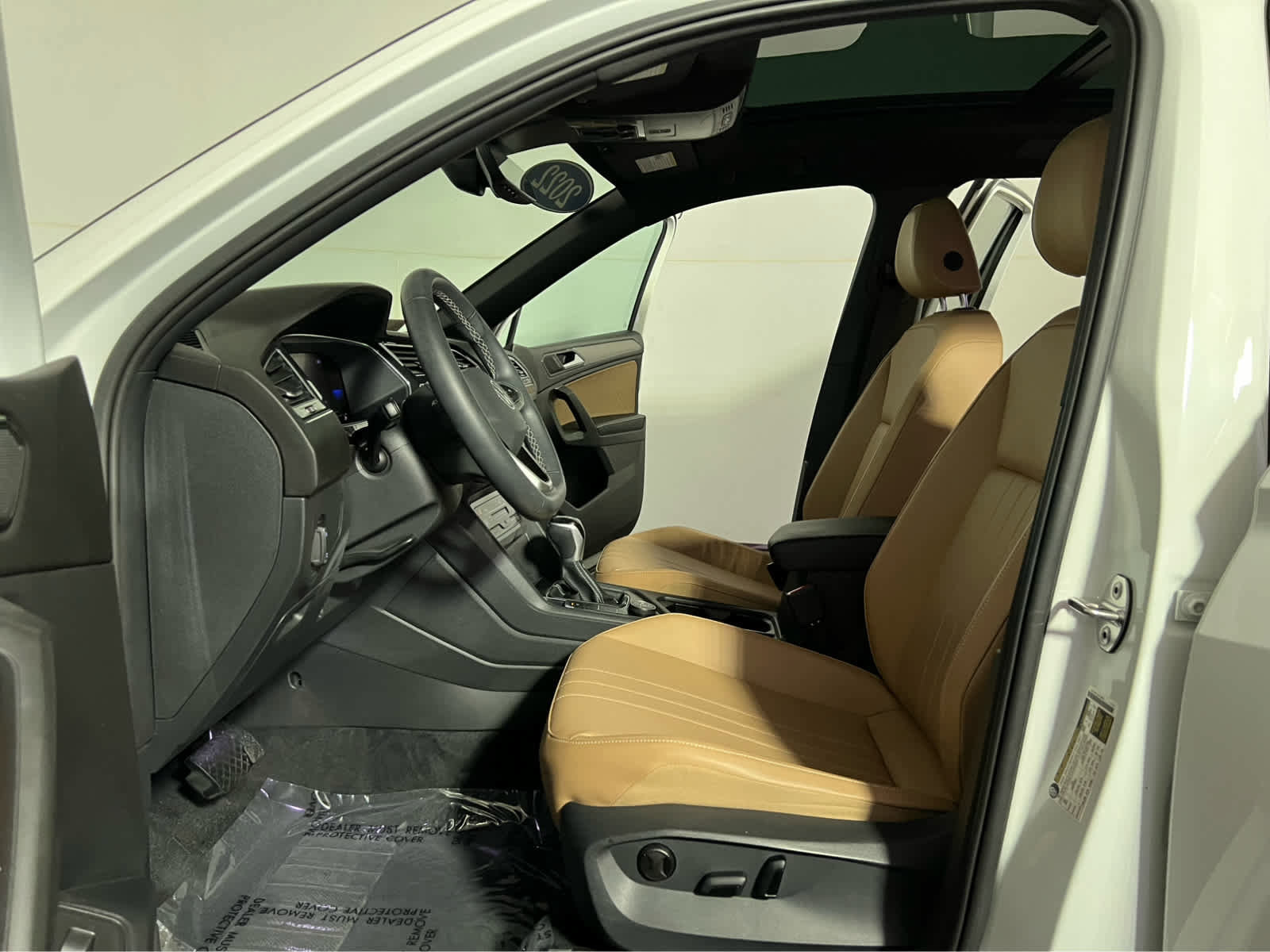 Used 2022 Volkswagen Tiguan SE w/ Panoramic Sunroof Package image 21