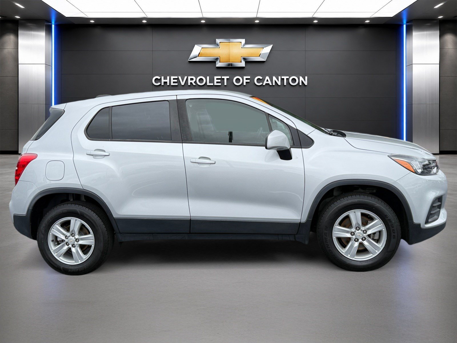 Used 2022 Chevrolet Trax LS w/ Tint and Cruise Package AWD/4WD image 4