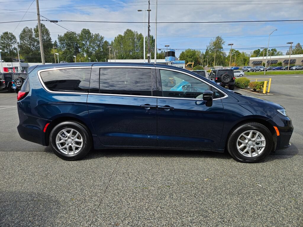 Used 2025 Chrysler Pacifica Select FWD image 6