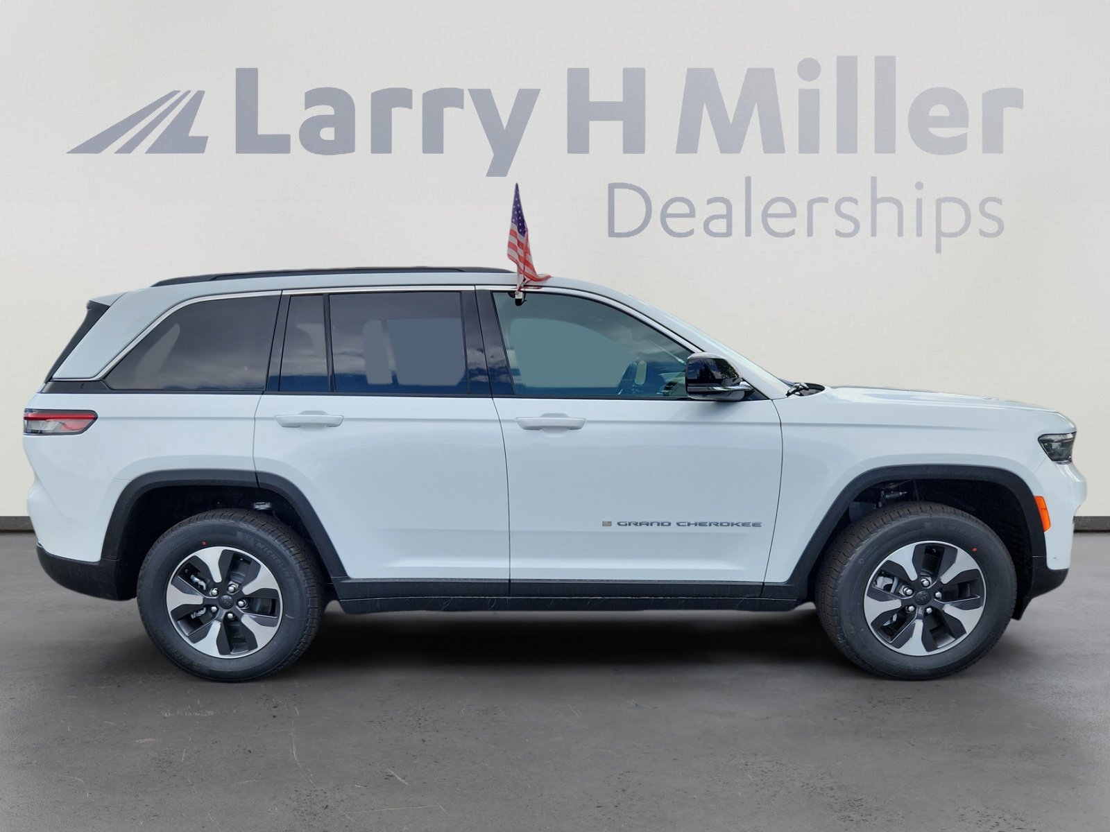 New 2025 Jeep Grand Cherokee Limited 4xe w/ Luxury Tech Group II image 6