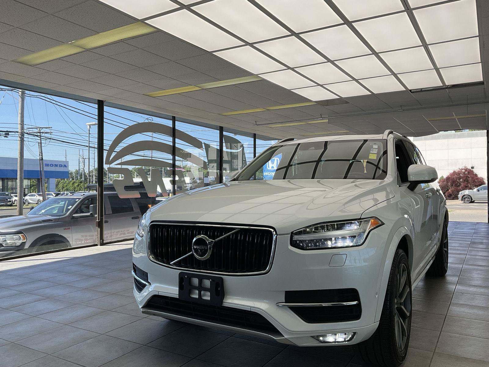 Used 2019 Volvo XC90 T6 Momentum w/ Advanced Package AWD/4WD image 3